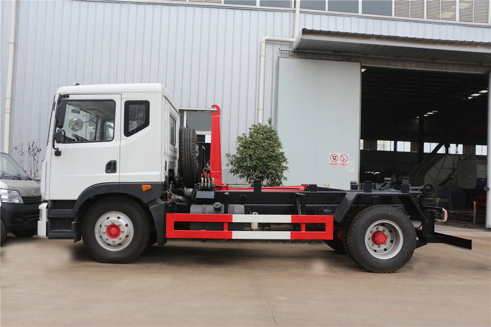 多利卡D9車(chē)廂可卸式垃圾車(chē)
