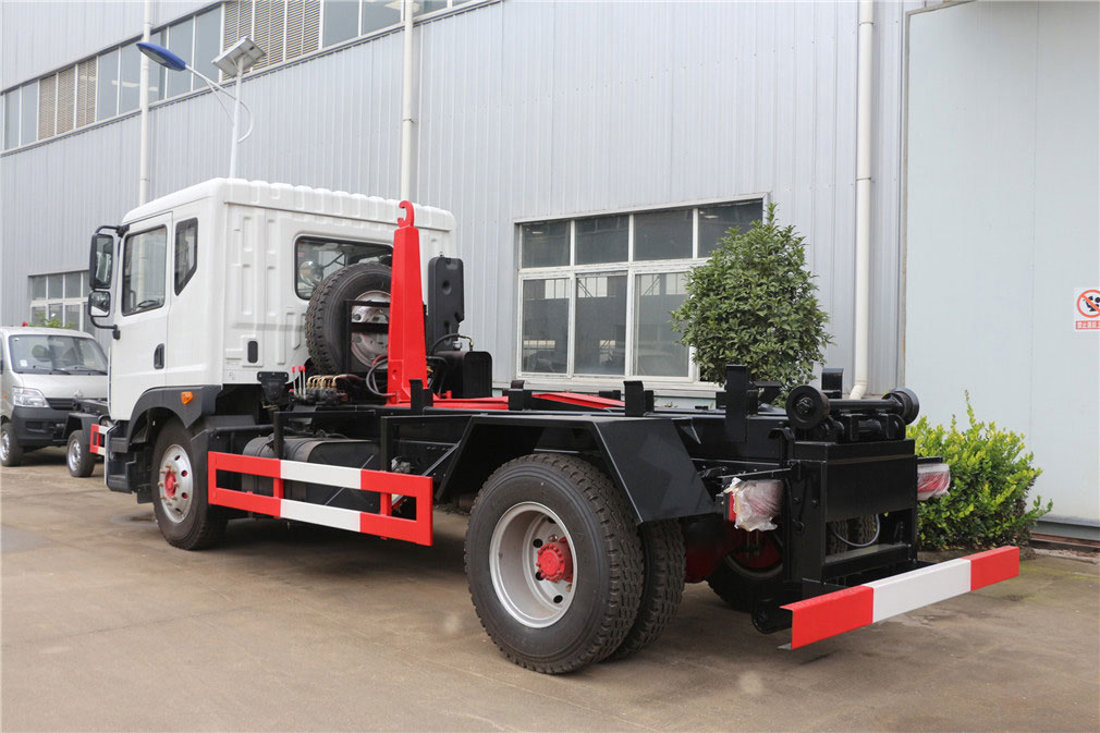 多利卡D9車(chē)廂可卸式垃圾車(chē)