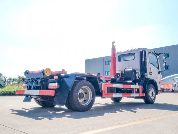 東風(fēng)大多利卡7方勾臂垃圾車(chē)