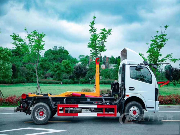 國六7-8方東風(fēng)D7 勾臂垃圾車(chē)