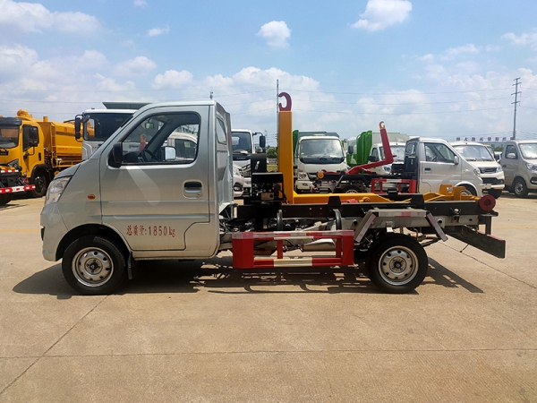 長(cháng)安2750勾臂垃圾車(chē)