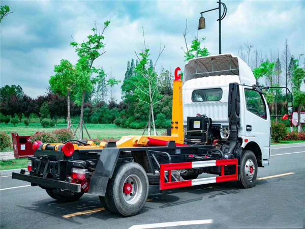 國六7-8方東風(fēng)D7 勾臂垃圾車(chē)