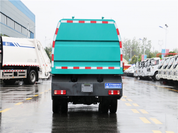 東風(fēng)4方廂式垃圾車(chē)